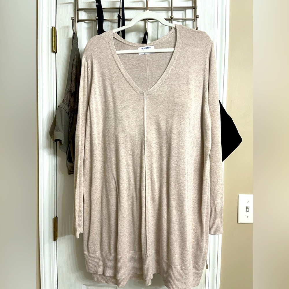 Old navy oatmeal color light weight sweatshirt size 2X. Worn once.